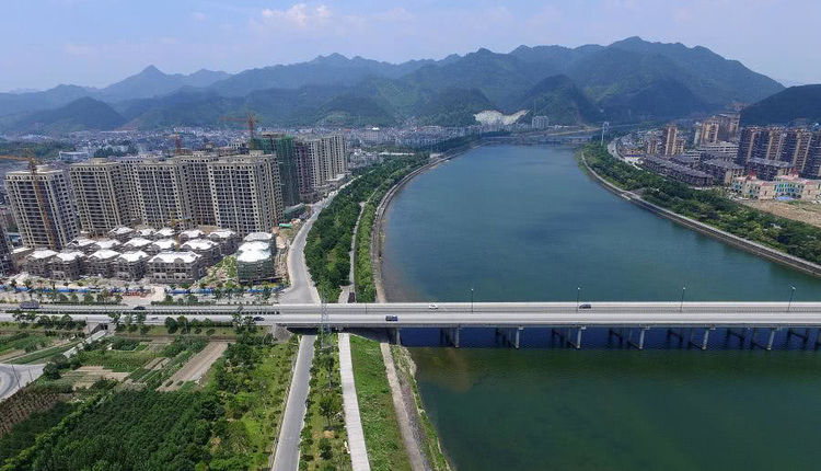 浙江杭州桐庐县最大的镇,曾是一个县,被称为"制笔之乡"