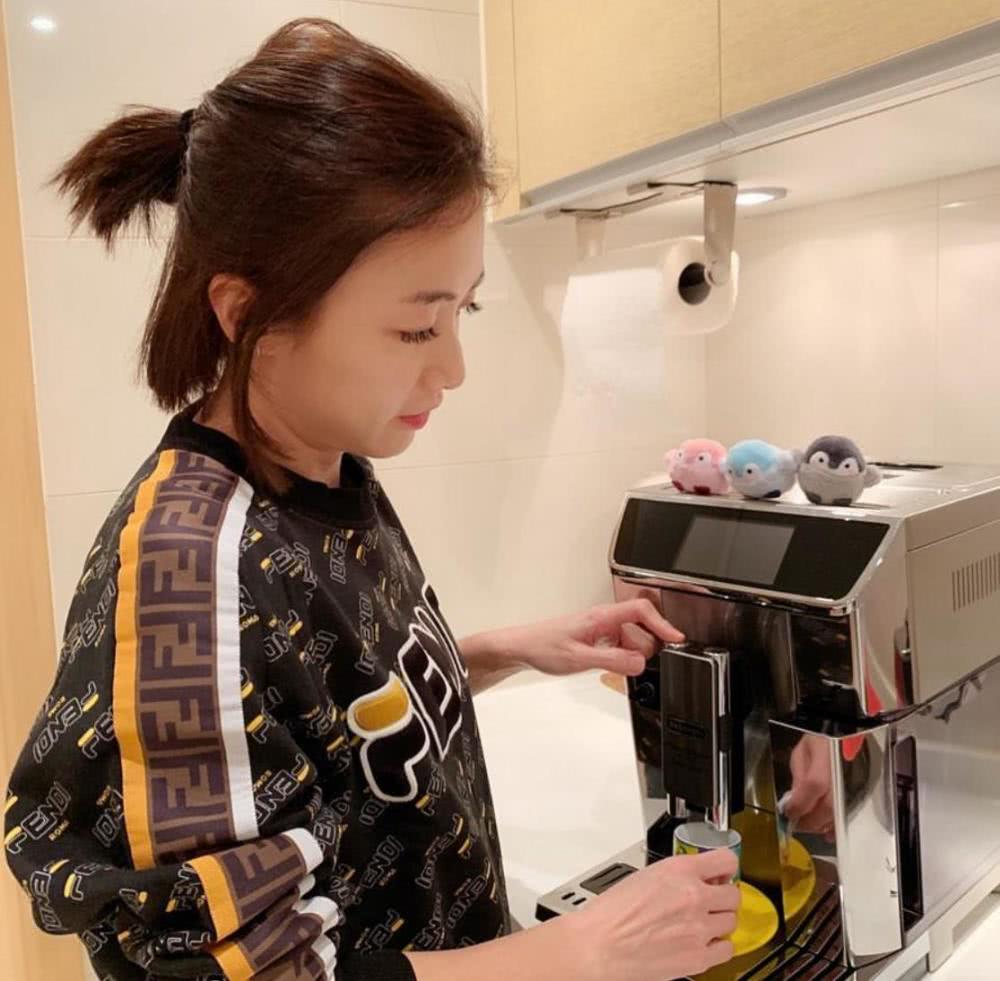 甘比曾经公开厨房照片,里面十分干净,似乎没有做过饭一样,不过其实是