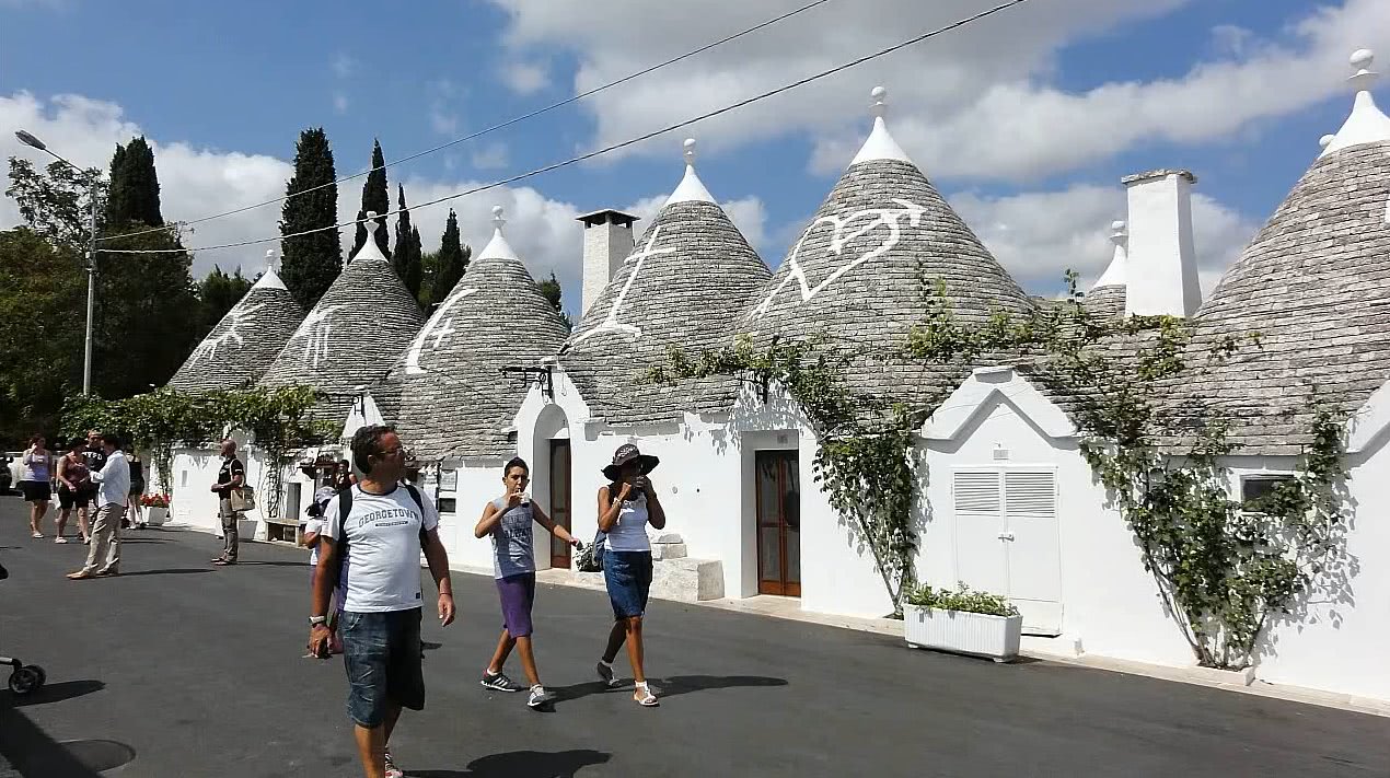 意大利最独特小镇,1600座白屋形似蘑菇,被称为"蘑菇村"!