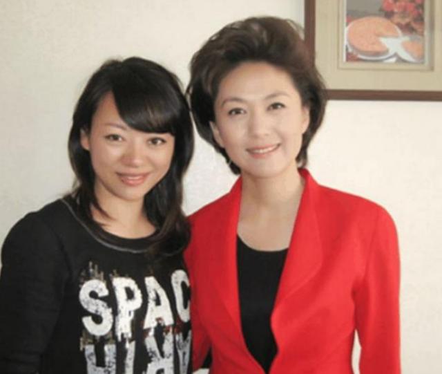 46岁主播海霞近照,丈夫是清华大学教授,女儿颜值一言难尽
