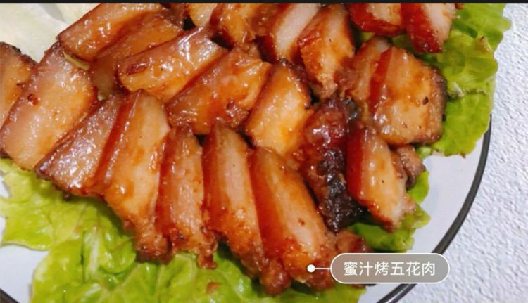 蜜汁烤五花肉,脆皮鲜香,肥而不腻,超级好吃