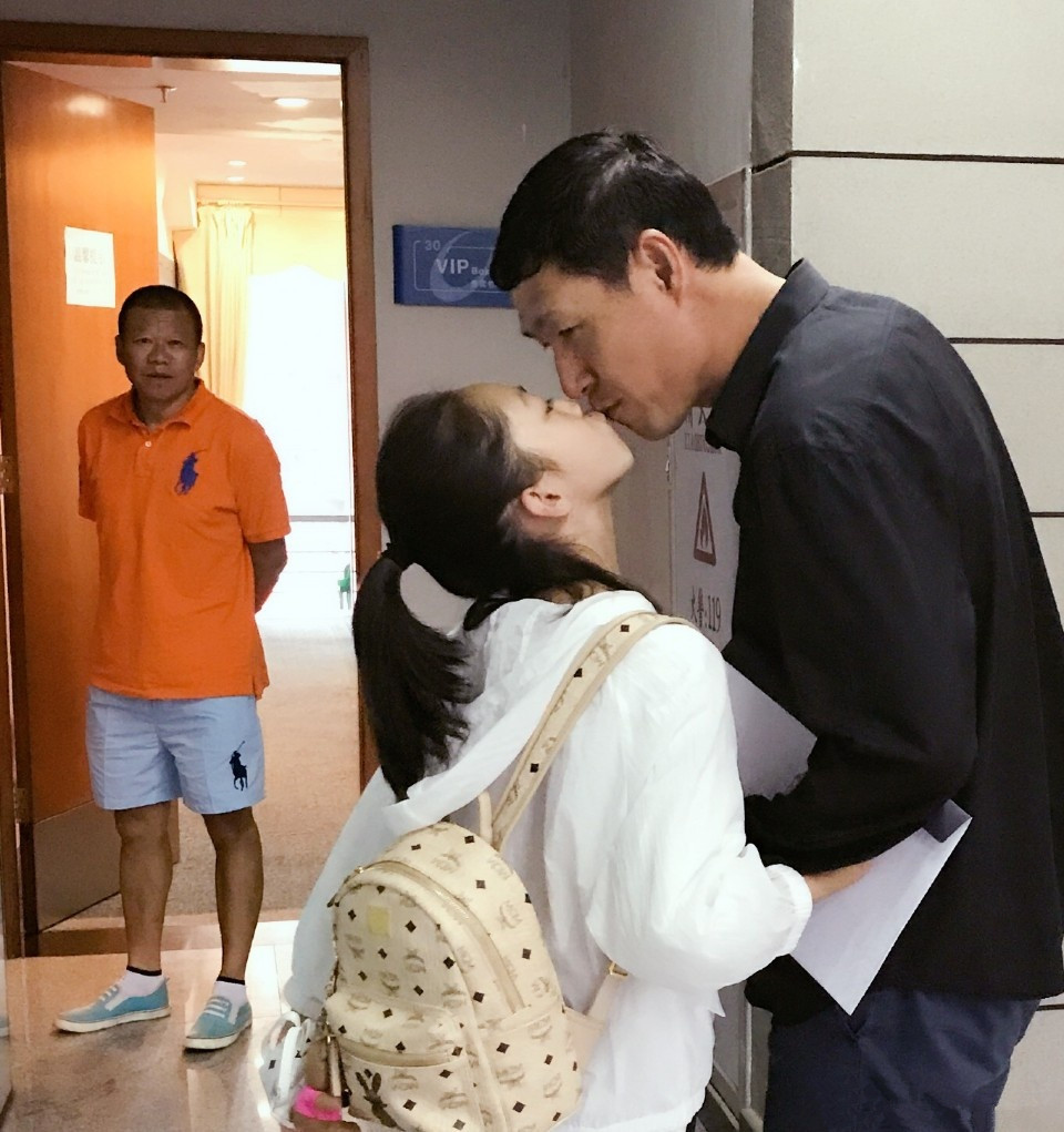 甘萍与闺蜜好友合影,48岁还是那么美,与丈夫合照温柔一面爆光