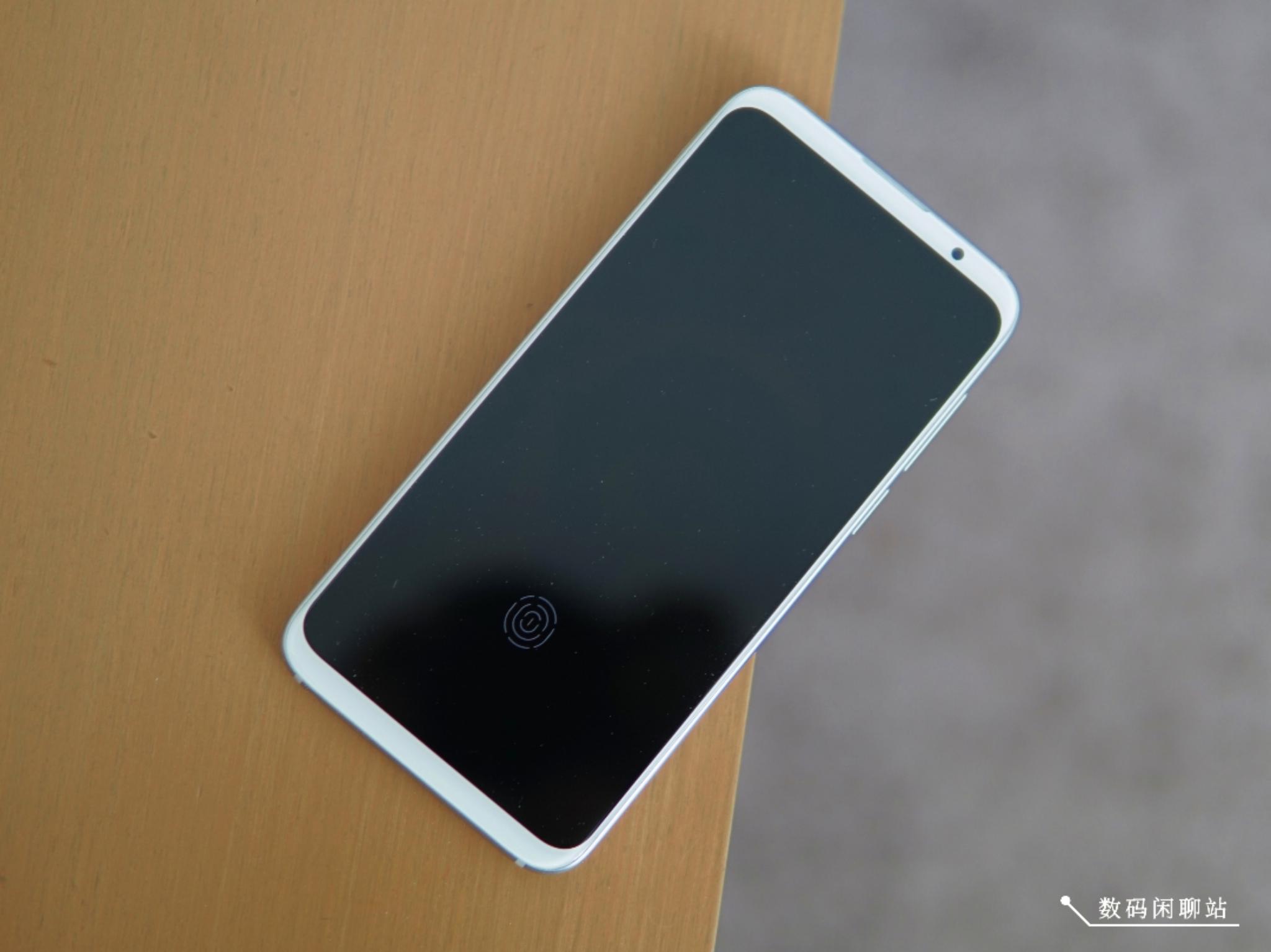 采用主流的18:9比例对称式全面屏设计,手机顶部没有尴尬的"齐刘海",仅