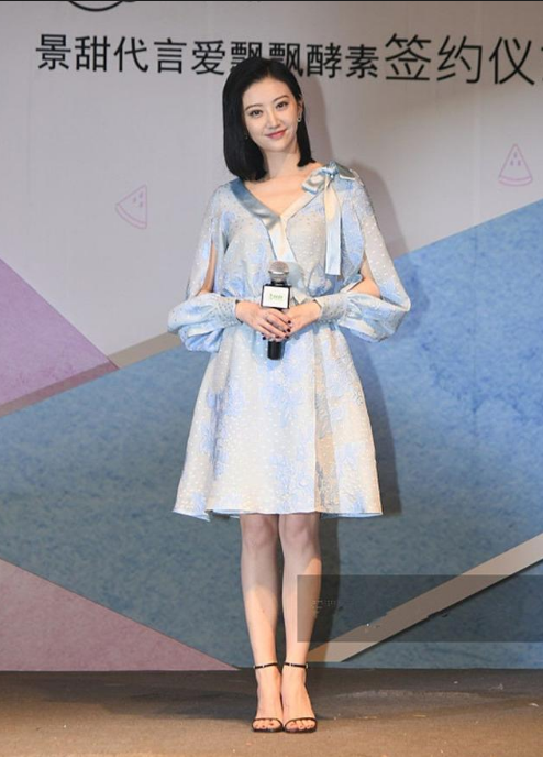 景甜身穿一袭蓝色连衣裙出席活动 长发披肩笑容甜美女神范十足