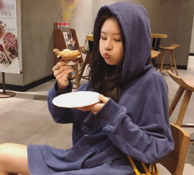 温婉放飞自己了?做搞怪表情停不下来,网友:终于信你没整容