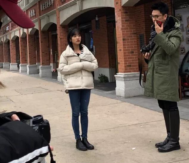 沈月现身母校与路人合影身高又被吐槽只比小学生高一点