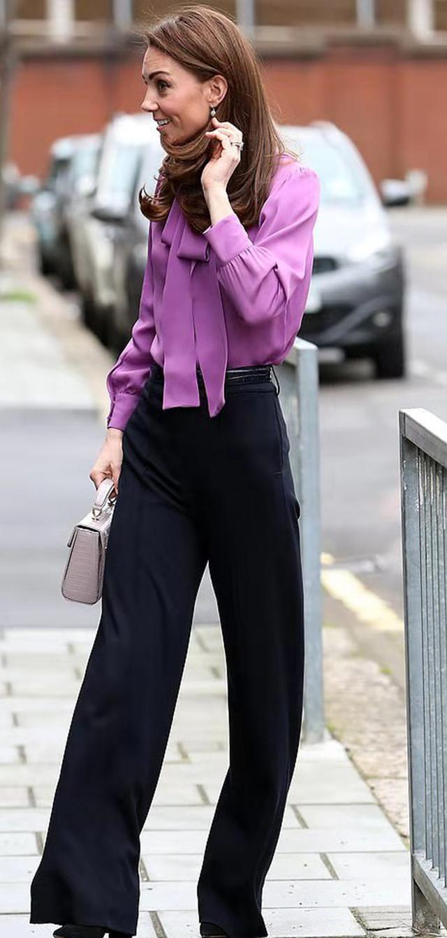 凯特王妃亲切访问儿童中心!紫色衬衫搭黑色长裤干练精致真有范!