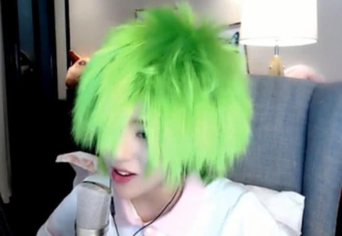 呆妹儿染绿色长发化身杀马特,撩开刘海的一瞬间,网友炸锅