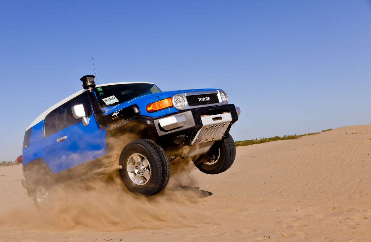 迪拜土豪都喜欢玩冲沙,惊险刺激,百万以上豪车才能玩得起