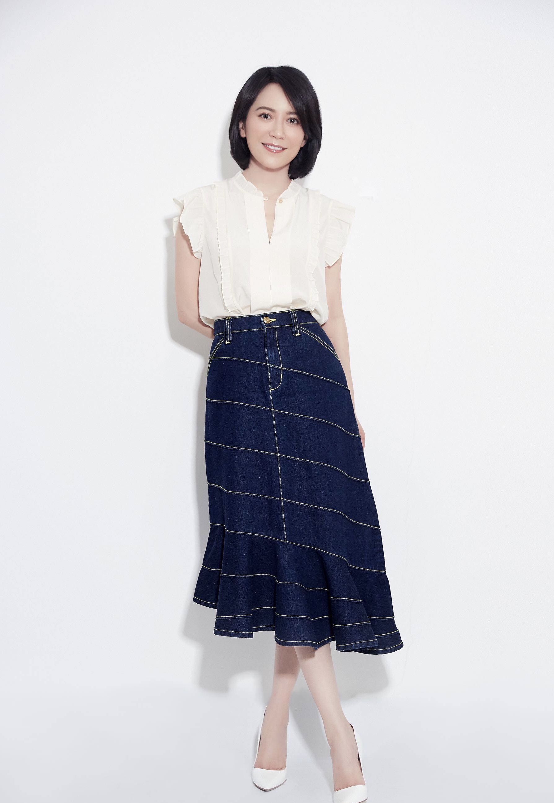 俞飞鸿真不愧是女神,不过是将围巾换个系法,就尽显时髦气息