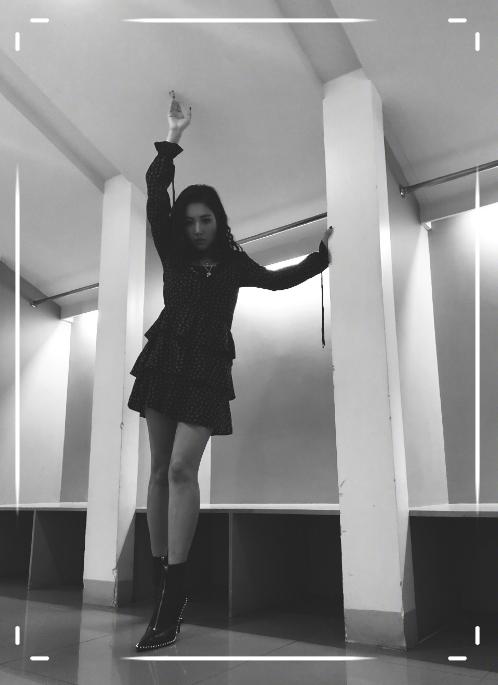 身穿黑色碎花裙,黑色高跟靴,alin曾经也是一个美腿达人啊,瘦的时候