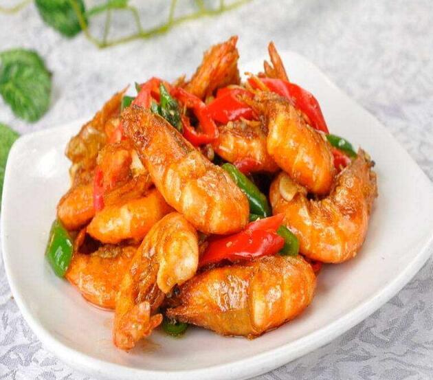 材料:鲜虾15只,蒜头,香葱,生抽,料酒,盐糖做法1.