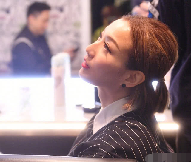 郑秀文将头像换成黑色,许志安对她的伤害已经生效,心疼她!