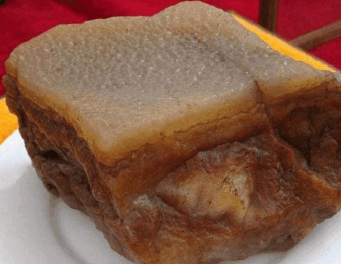 原来是块石头,而且长得跟五花肉极像,男子从没见过这样的石头,觉得