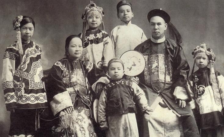 晚清“全家福”老照片:三妻四妾很少见