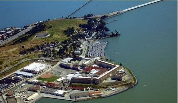 (关塔那摩监狱鸟瞰图)关塔那摩监狱其实只是一个拘留所.