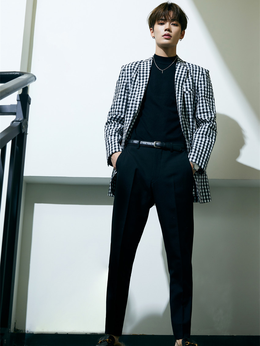 林彦俊街拍照曝光黑西装配花衬衫满屏复古感网友宝藏男孩