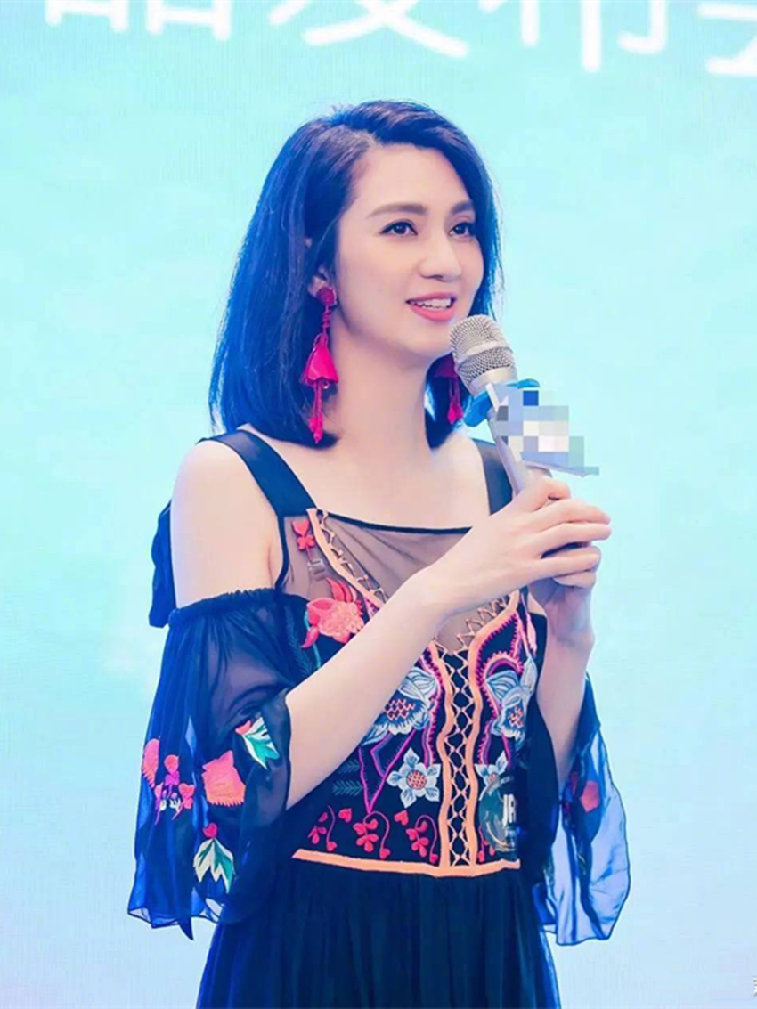 48岁洪欣风波后首现身,复出挣钱优雅依旧,网友:张丹峰眼瞎?