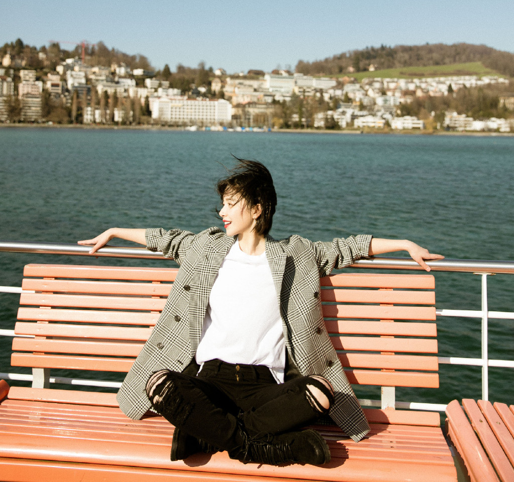 31岁阚清子新造型亮了格子西装外套搭牛仔裤随性洒脱太惊艳