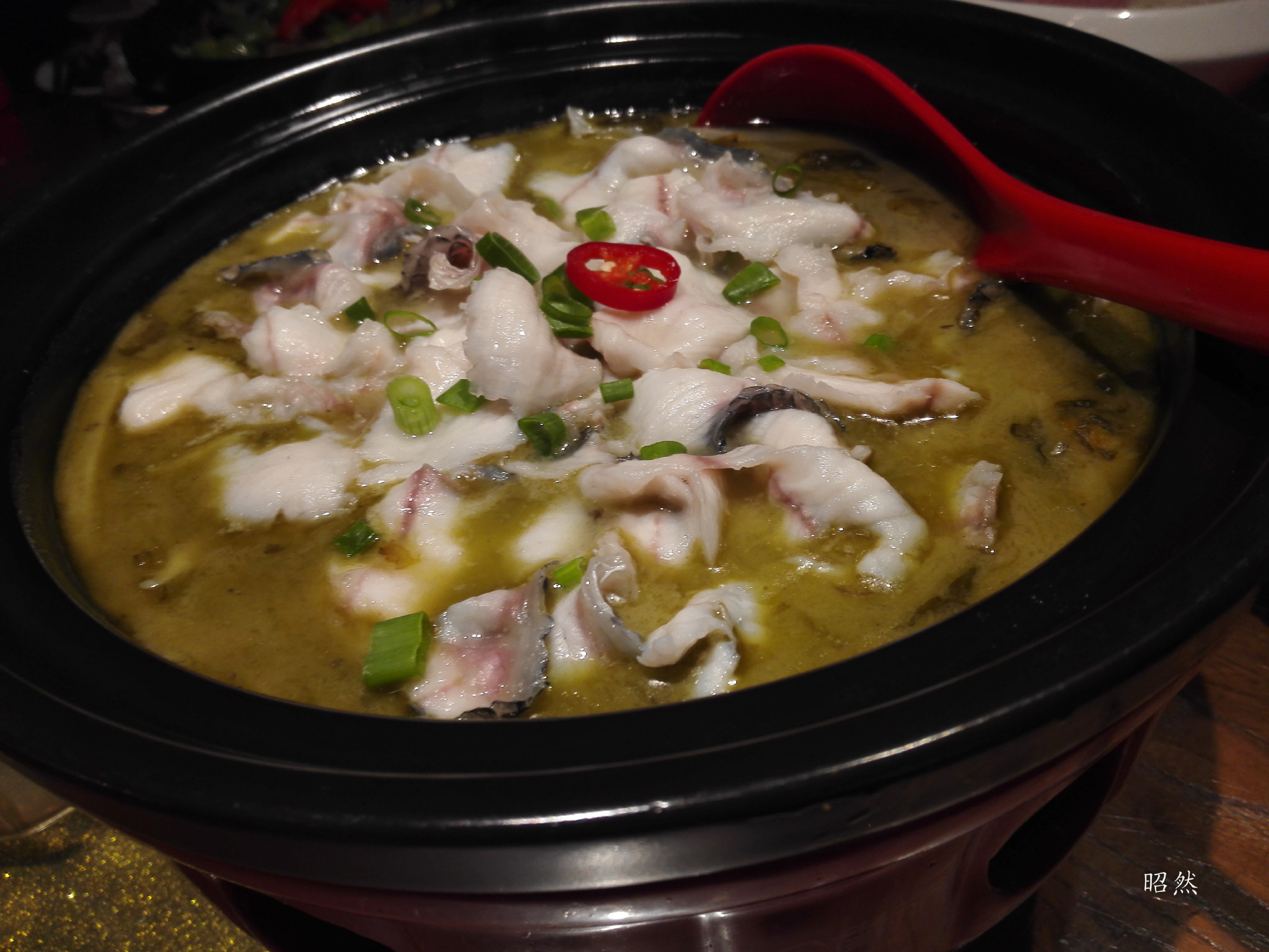 当然他家的招牌菜也是不能错过的,酸汤乌鱼,香锅三聚会也是不错的选择