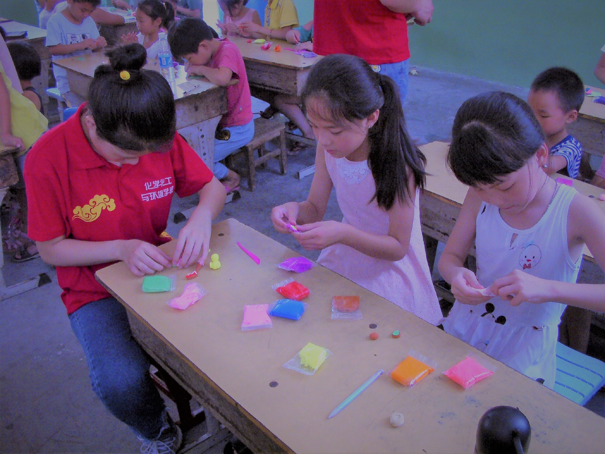 河南工业大学向日葵公益支教团队活动之心灵手巧开动大脑