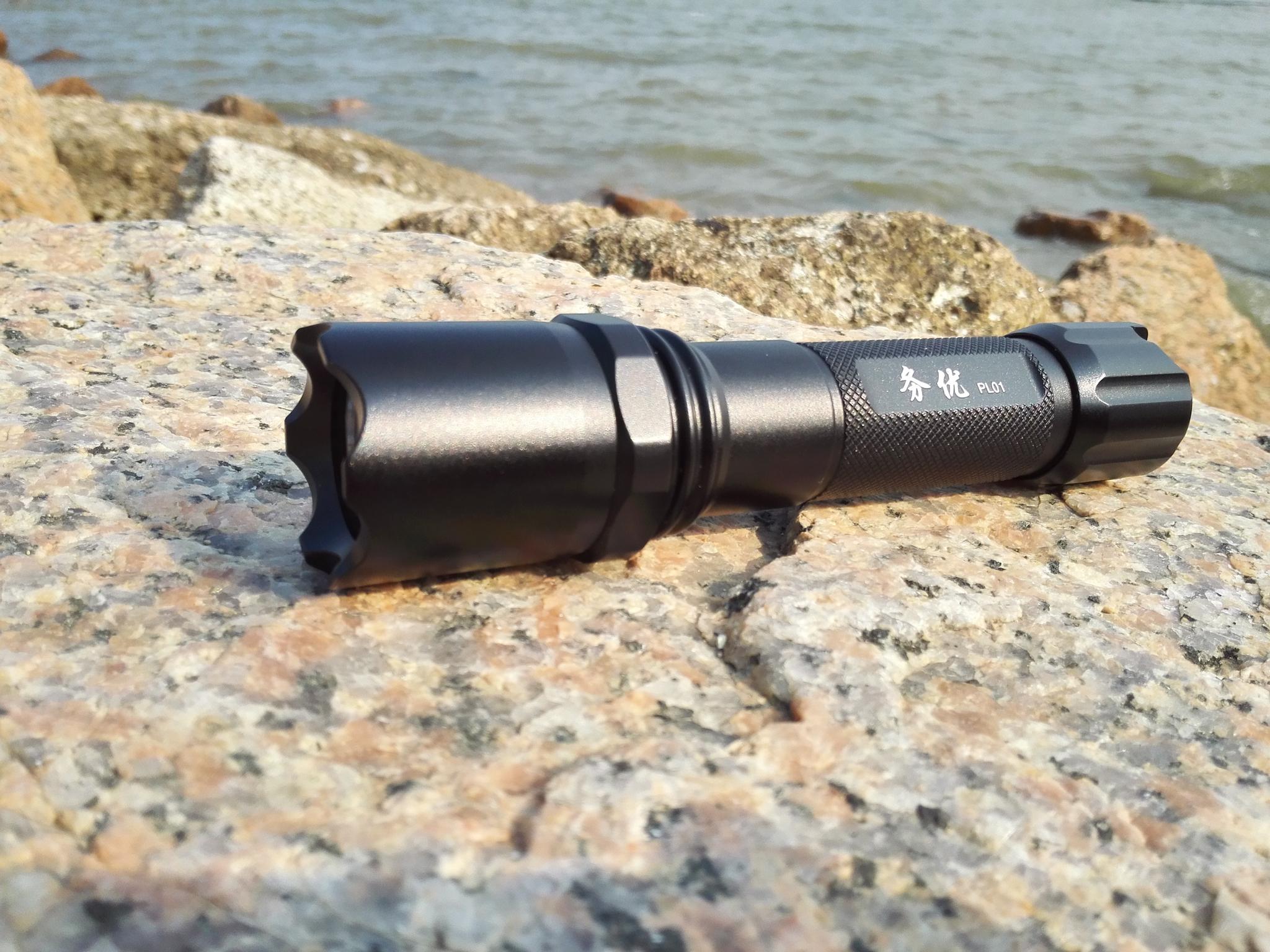 战术手电,也称作战术灯,简单地说就是完成战术任务使用的手电.