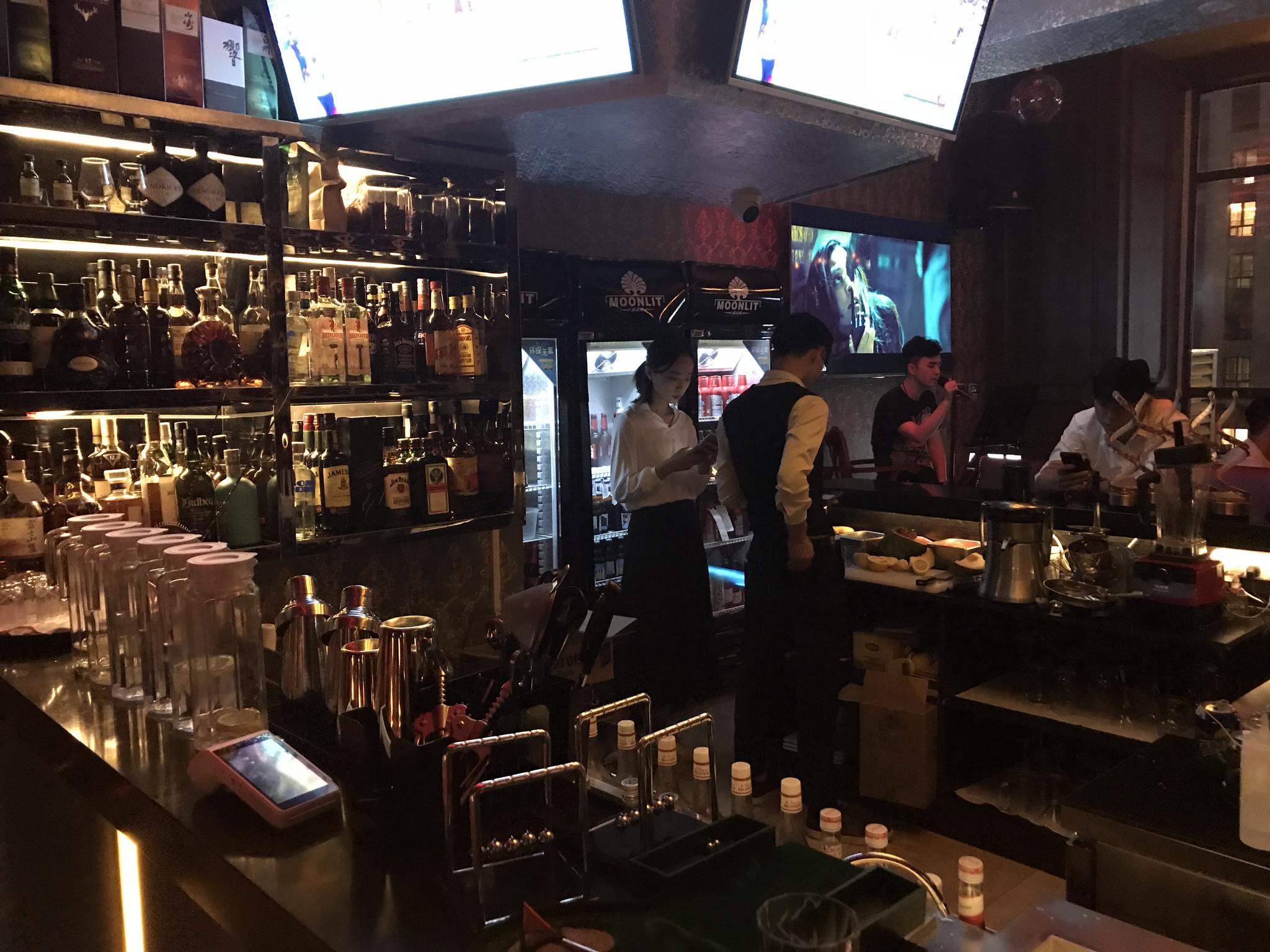 moonlit bar 英伦风格的小酒馆