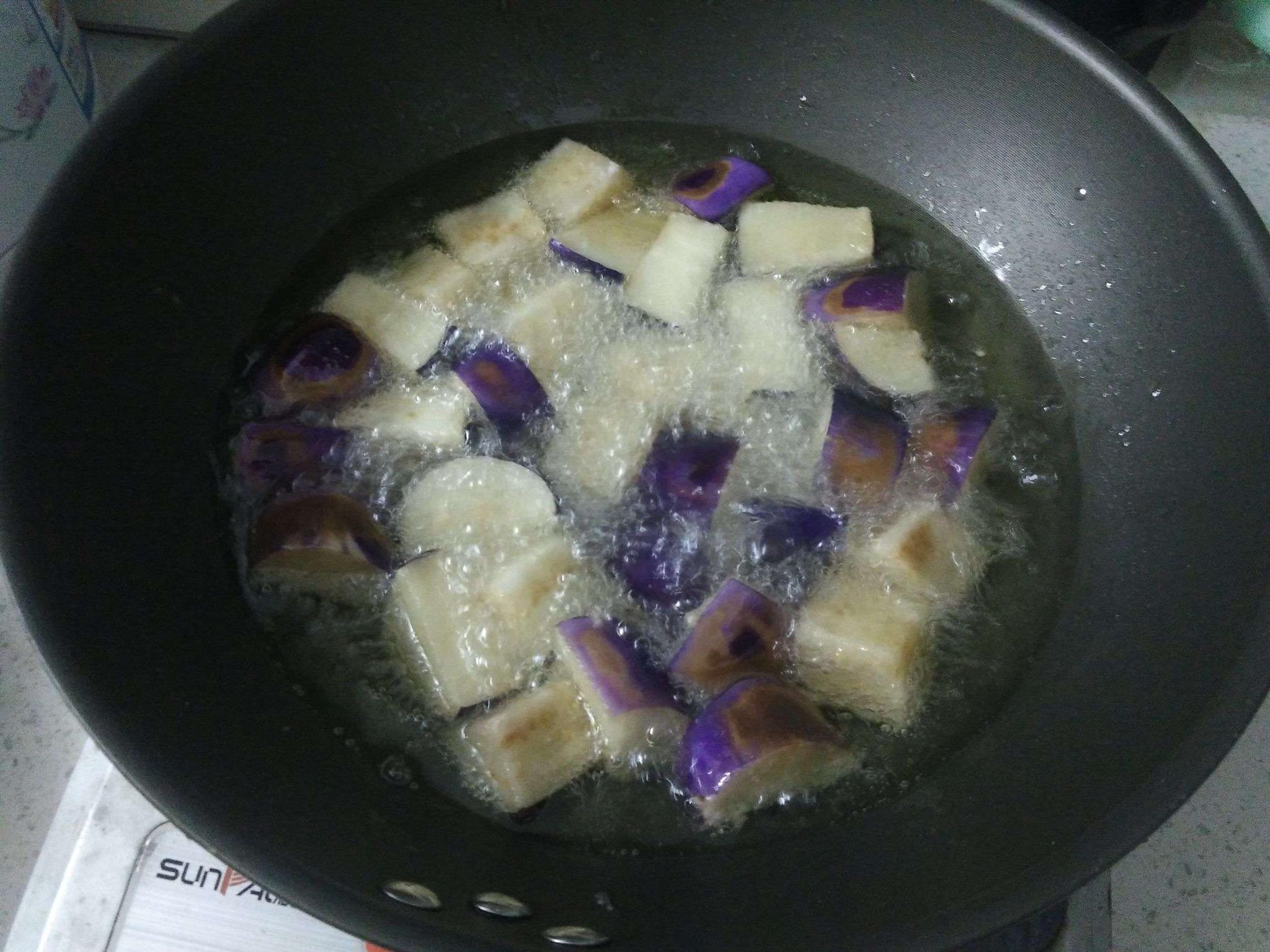 茄子被媳妇做成这样,中午一道菜就够了,真好吃!