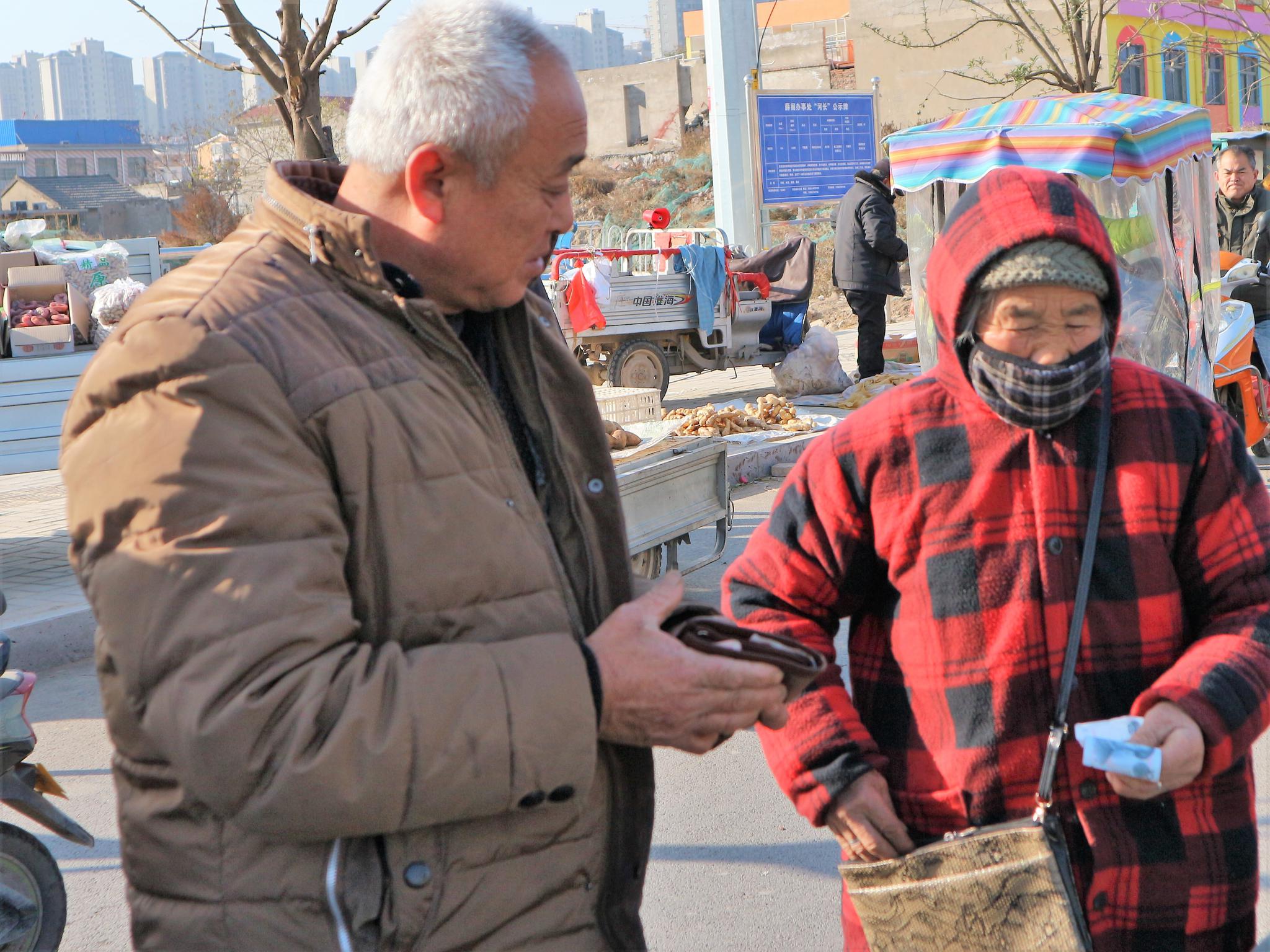 65岁农村老人卖一种野菜,每斤5元,城里人视为稀罕物!