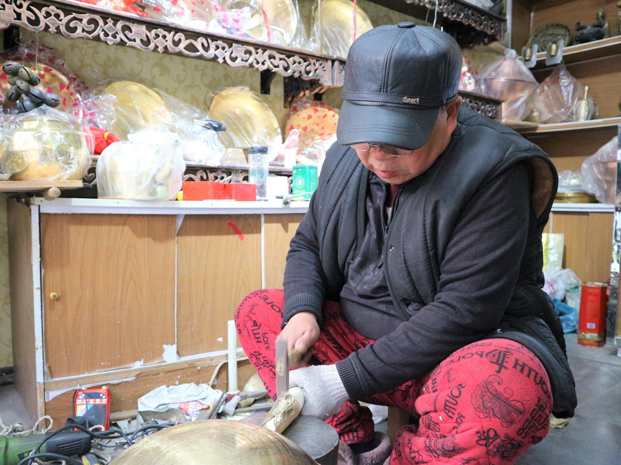 60岁农村老人坚持从事手工铜制品40年,有一件事让他放心不下!