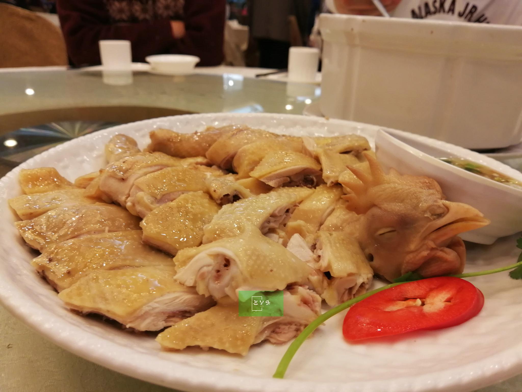 餐厅也是顺应过年的气氛,在菜名前加上一些吉祥喜庆的词语.