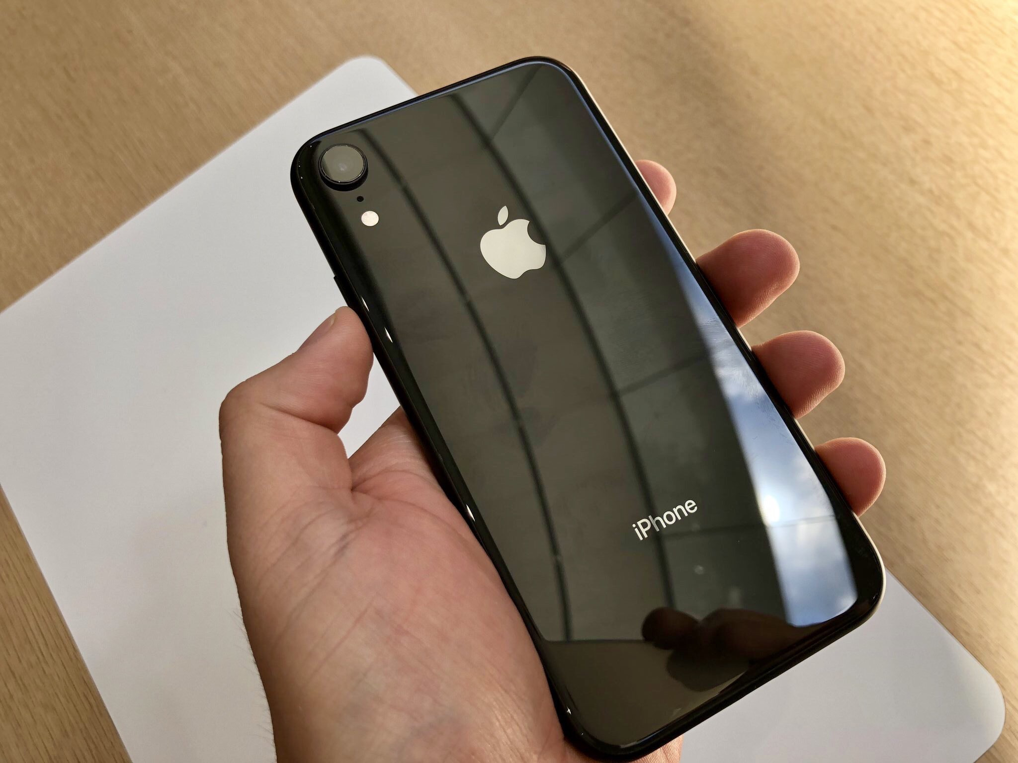 通过对比 iphone xr 与 iphone x 在外观,屏幕,处理器芯片以及摄像头
