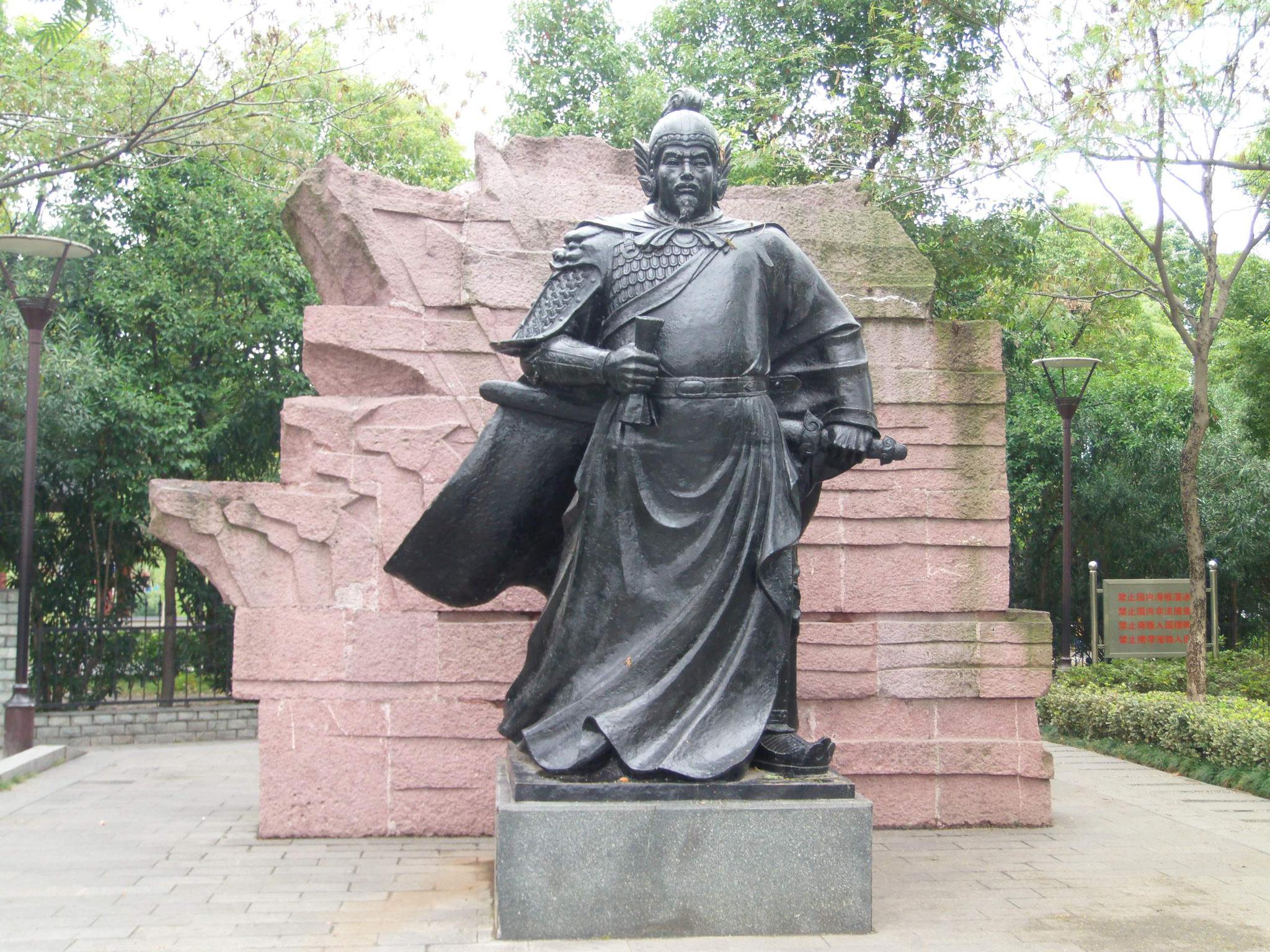 岳飞身上四个字真的是精忠报国吗?其实有个字不对,还被念错百年