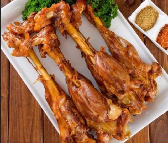 红卤羊腱子,色泽酱红,油润光亮,咸淡适中,酱香浓郁,酥嫩爽口