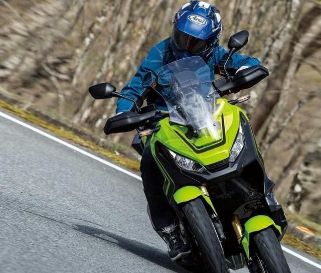 本田多款概念倒三轮摩托车里面