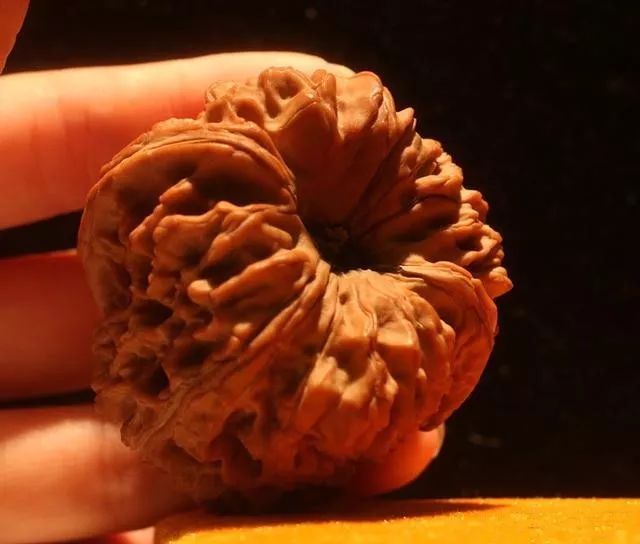 门墩核桃 相传故宫博物院里收藏的百年核桃