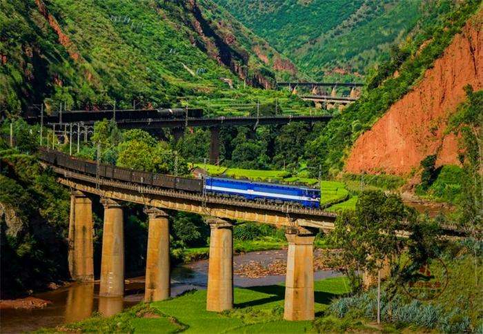 这条铁路是人类征服自然的奇迹沿线物产丰富被称为川西粮仓