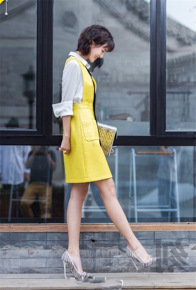 金晨不得了!穿吊带裙欲秀身姿,网友:果然有身材就是王道!