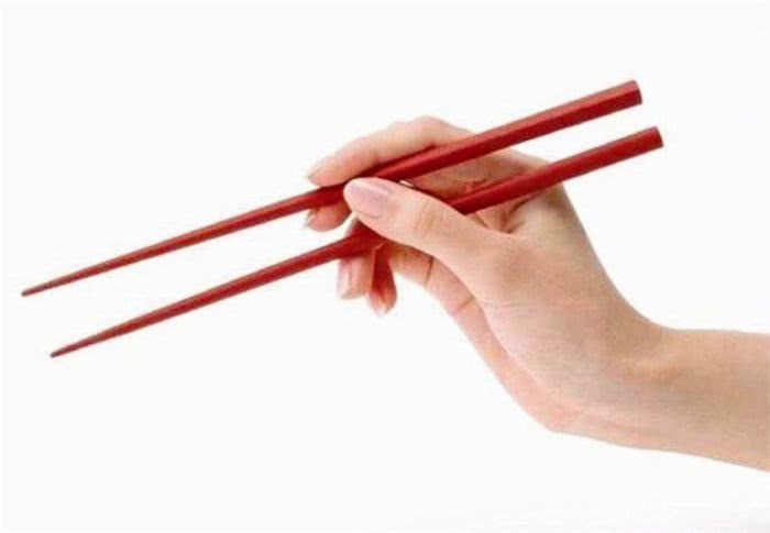 老外:多数中国人握筷子的方式正确吗?我见过他们很多不同的姿势