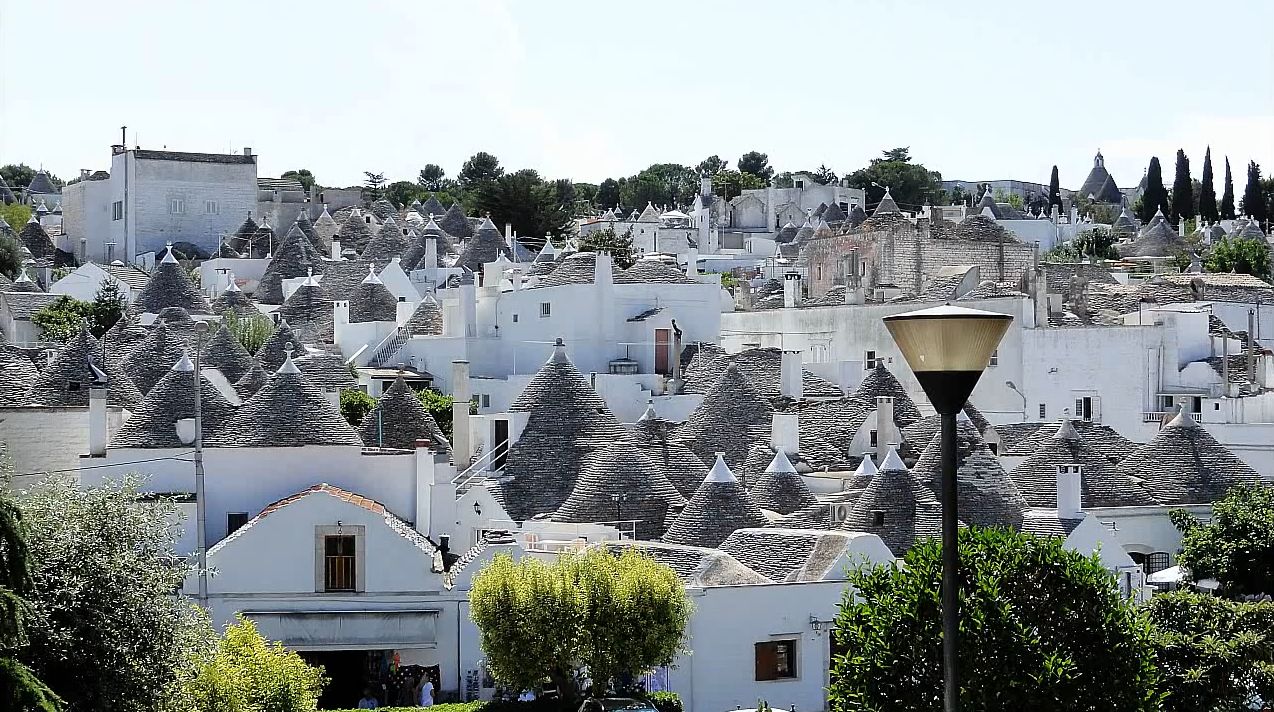 意大利最独特小镇,1600座白屋形似蘑菇,被称为"蘑菇村"!