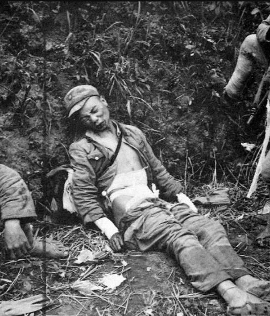 珍贵老照片:图3是被日军击中的中国士兵,图5为真实的鬼子进村