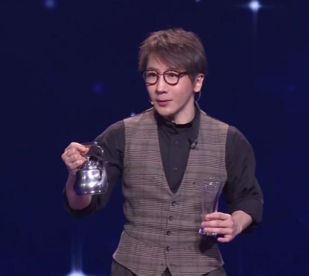 春晚魔术师刘谦迎娶富二代老婆如今奔驰奥迪代步网友低调