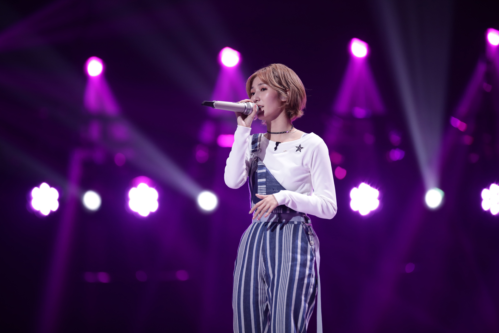 张嘉欣《下一站传奇》表现亮眼 歌声甜美虎牙惹眼