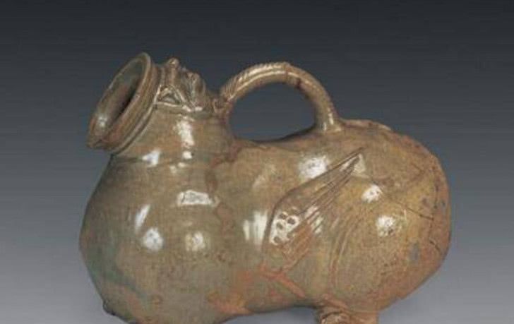 山西农民为母修坟,挖出一个夜壶,考古队员抱着大笑说是国宝