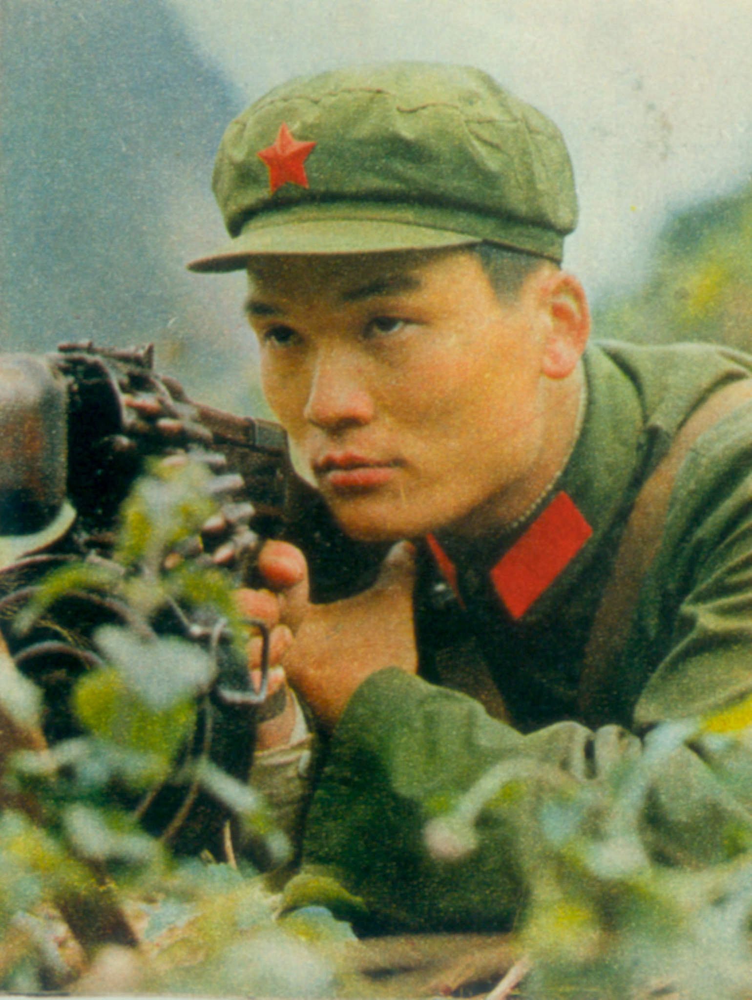 上世纪70年代解放军宣传照,罕见79式火箭手榴弹发射瞬间