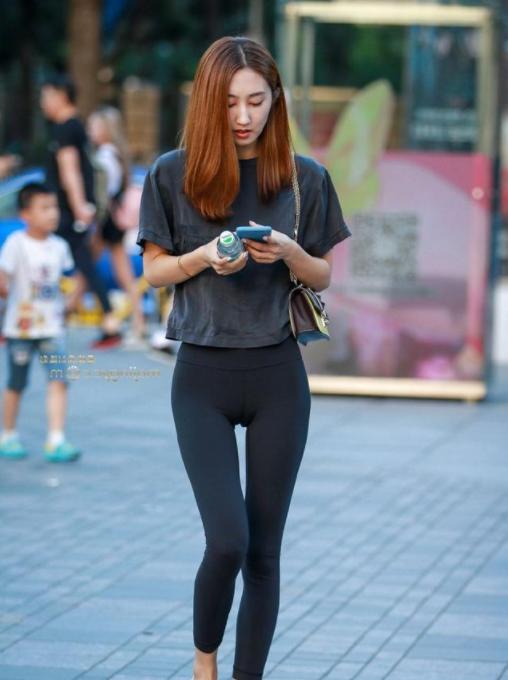 身穿打底裤的时尚美女,丰满肥硕的身材,让人眷恋|打底裤|紧身裤|时尚