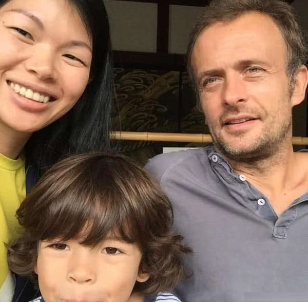 "中国第一名模吕燕"虽不能被国人欣赏,但却嫁了个外国帅老公!
