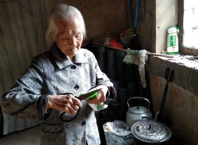 农村婆婆伺候月子,给儿媳煮了一碗面,儿媳看一眼后,直接砸了碗