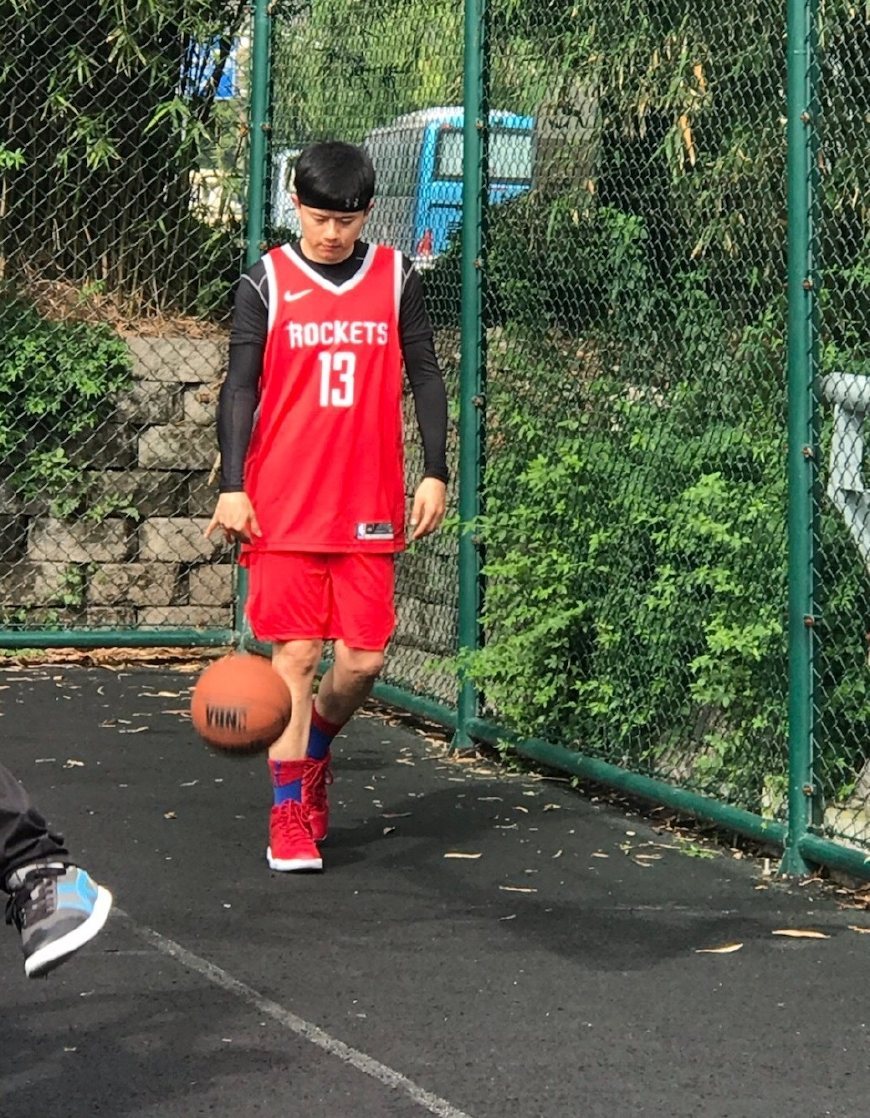 张杰现身露天篮球场打球,无奈没人与他玩,略显落寞|张杰|篮球场|露天_