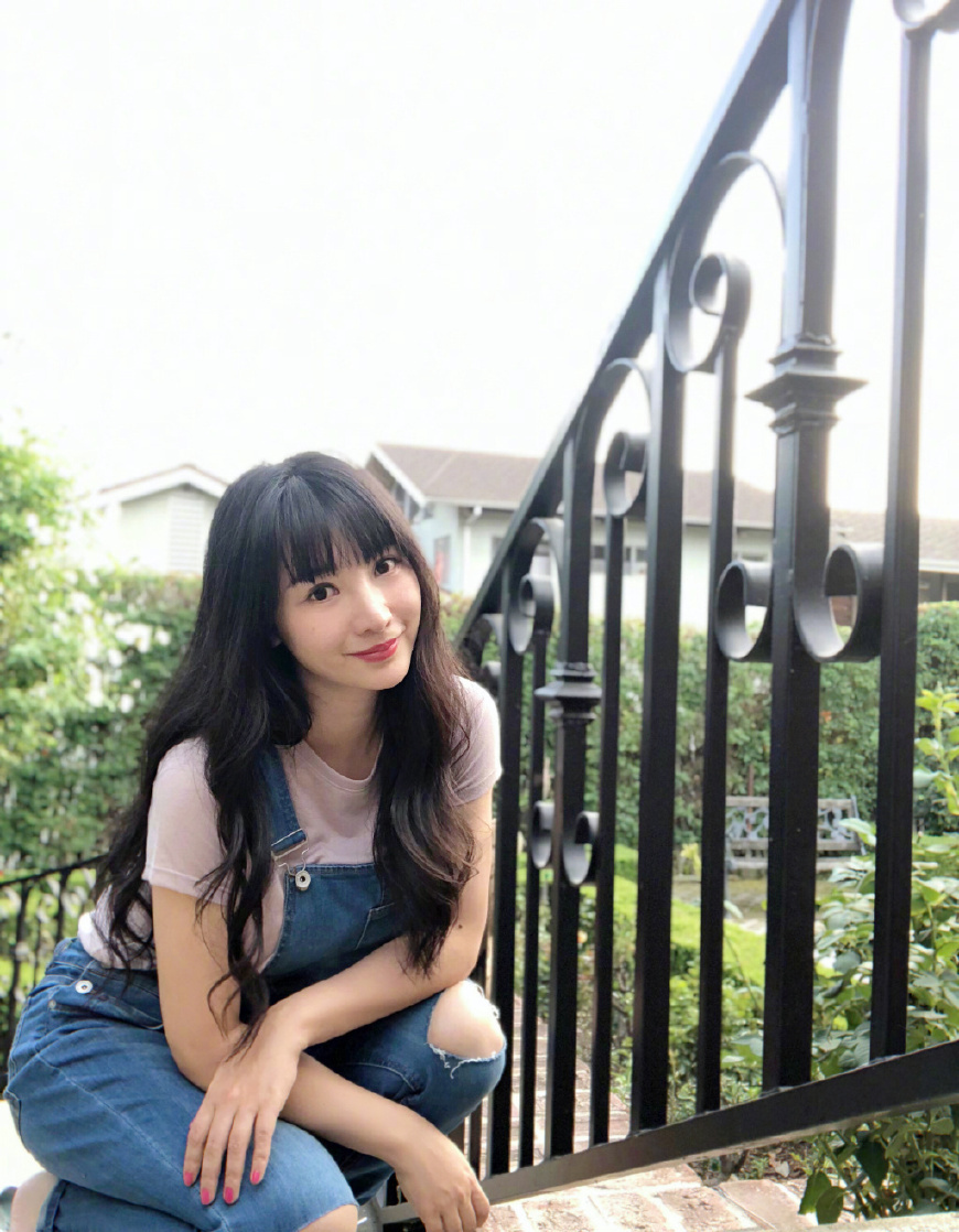 柳岩终于保守一次了短袖搭配背带牛仔裤甜美可人38岁嫩回18岁